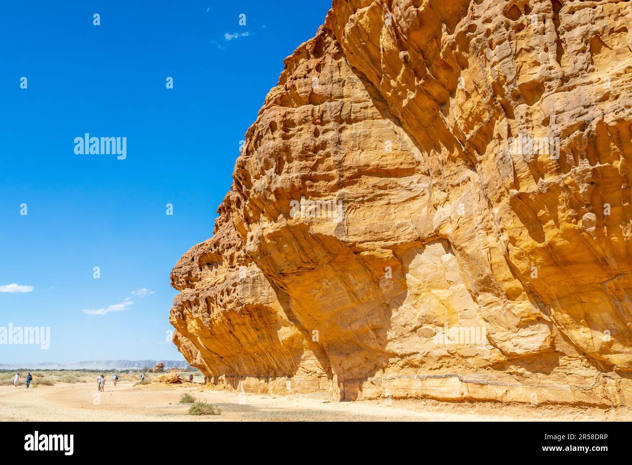 Persone che camminano a Jabal al Ahmar enorme roccia nel deserto, al Ula, Hegra, Arabia Saudita Foto Stock