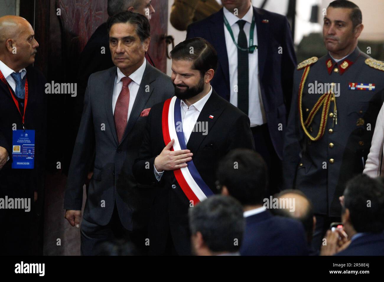 Valparaiso, Cile. 01st giugno, 2023. Il presidente della Repubblica Gabriel boric entra nella sala d'onore per dare il suo discorso su conto pubblico 2023. (Foto di Cristobal Basaure Araya/SOPA Images/Sipa USA) Credit: Sipa USA/Alamy Live News Foto Stock