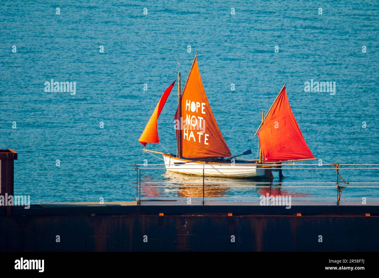 La protesta di Falmouth del 4th contro la modifica della nave Bibby Stockholm da parte dell'AP per accogliere 500 rifugiati Foto Stock