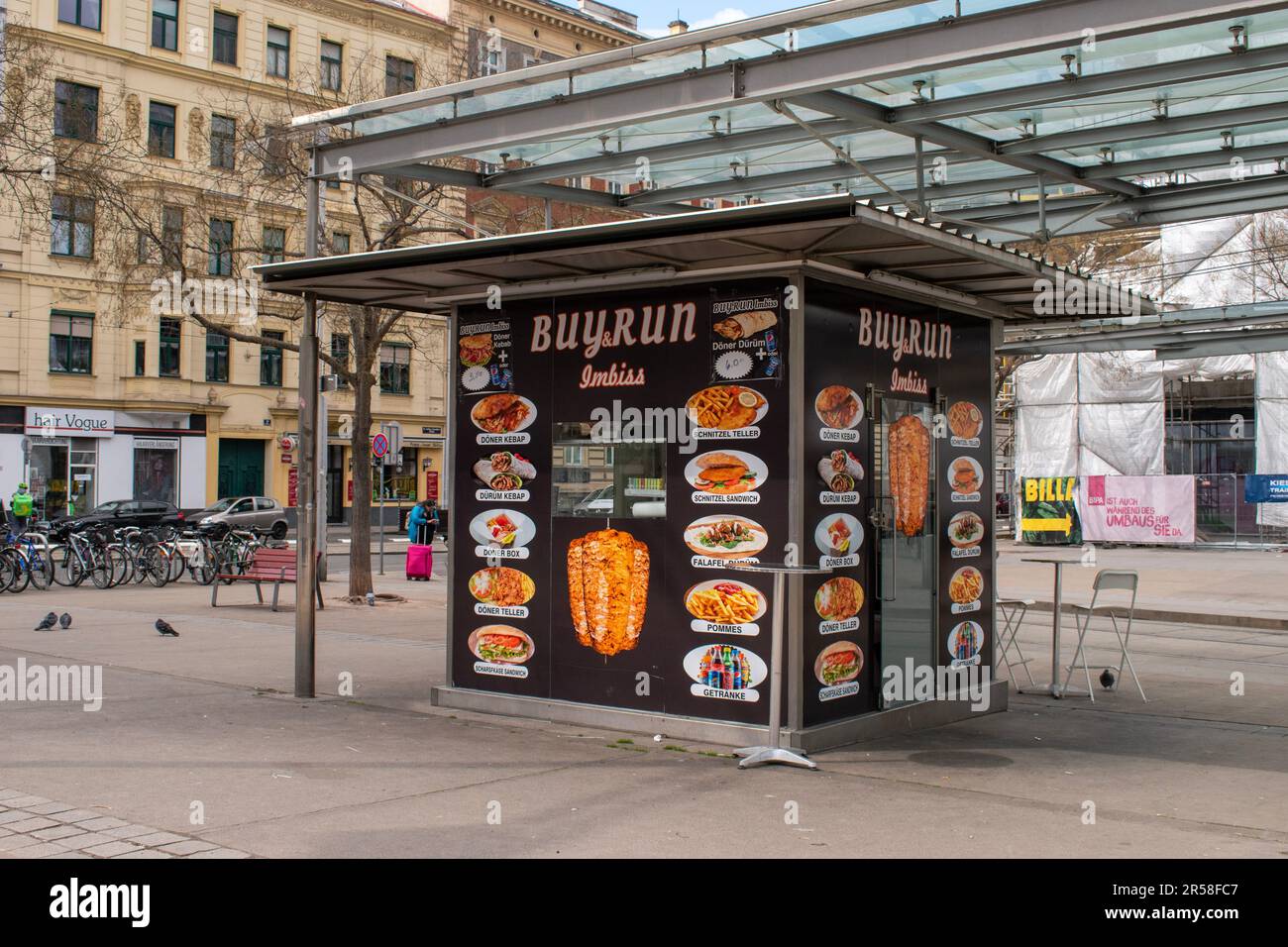 vienna, austria - 5 aprile, 2023 kebab shop, sulla strada di vienna (vita quotidiana in Europa) Foto Stock