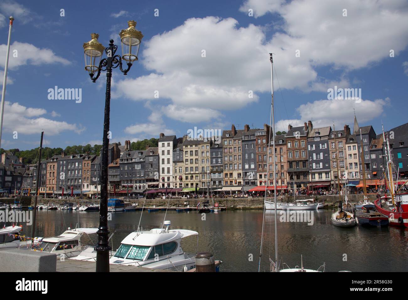 Il Vieux Bassin nel Port de Honfleur, il porto della città normanna di Honfleur, Francia Normandia Foto Stock
