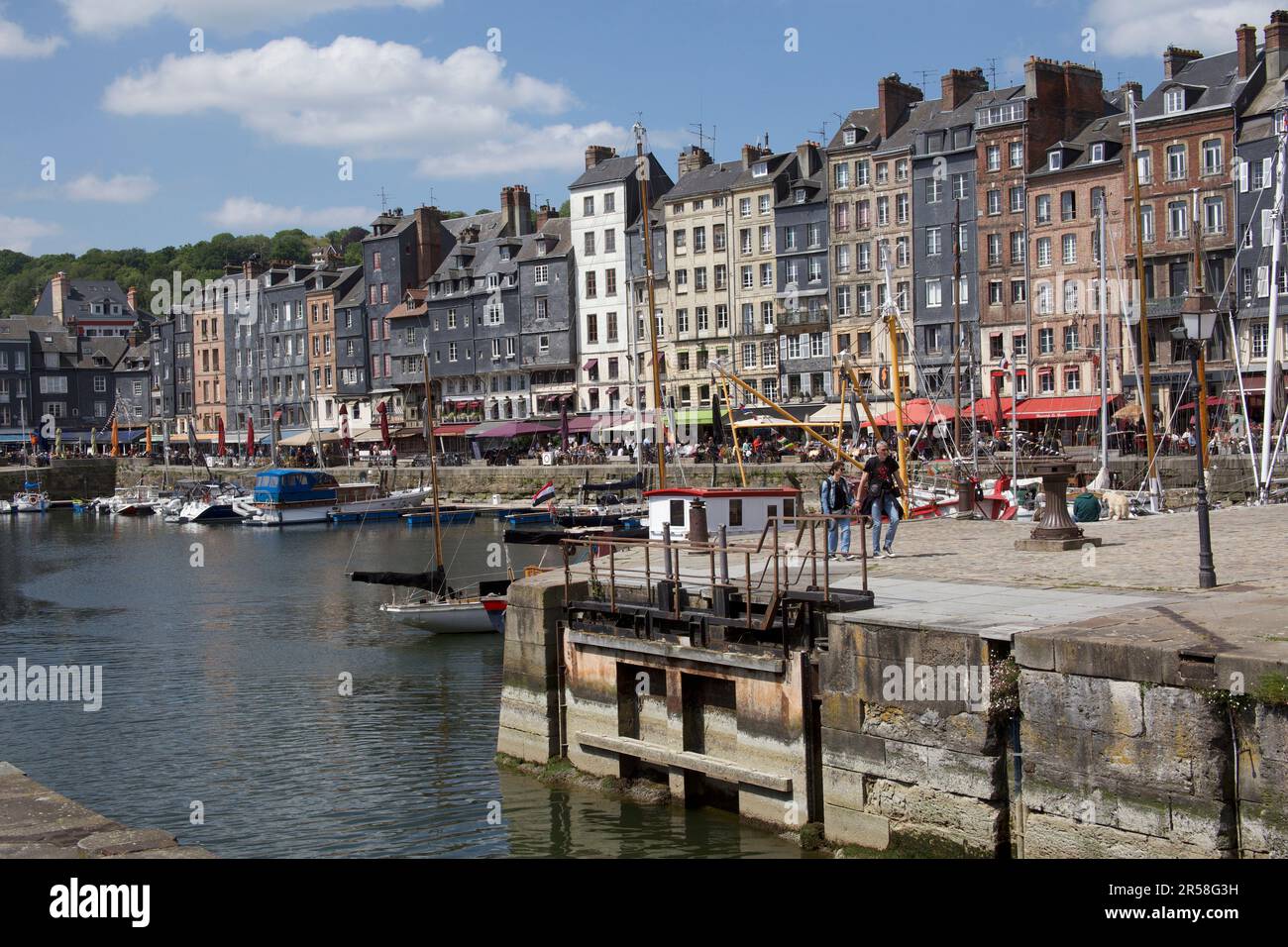 Il Vieux Bassin nel Port de Honfleur, il porto della città normanna di Honfleur, Francia Normandia Foto Stock