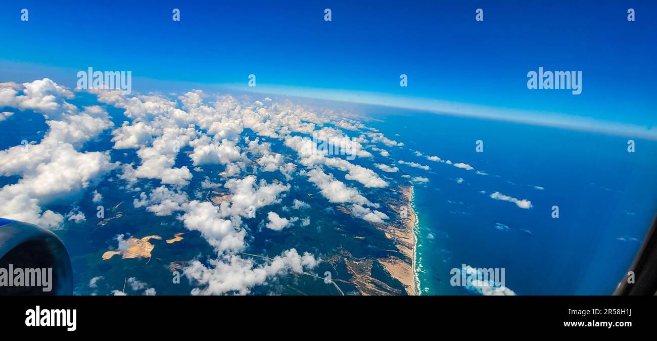 Sabiha Gokcen International Airport (SAW), Pendik distretto e Marmara costa vista aerei. Turchia, Istanbul. Luglio 2022. Foto Stock