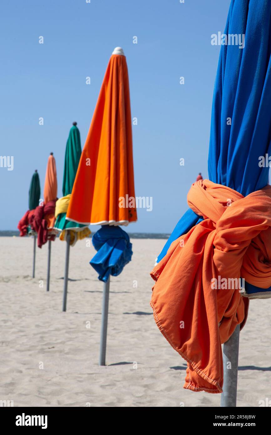 Ombrelloni dai colori vivaci a Deauville, Normandia, Francia Foto Stock