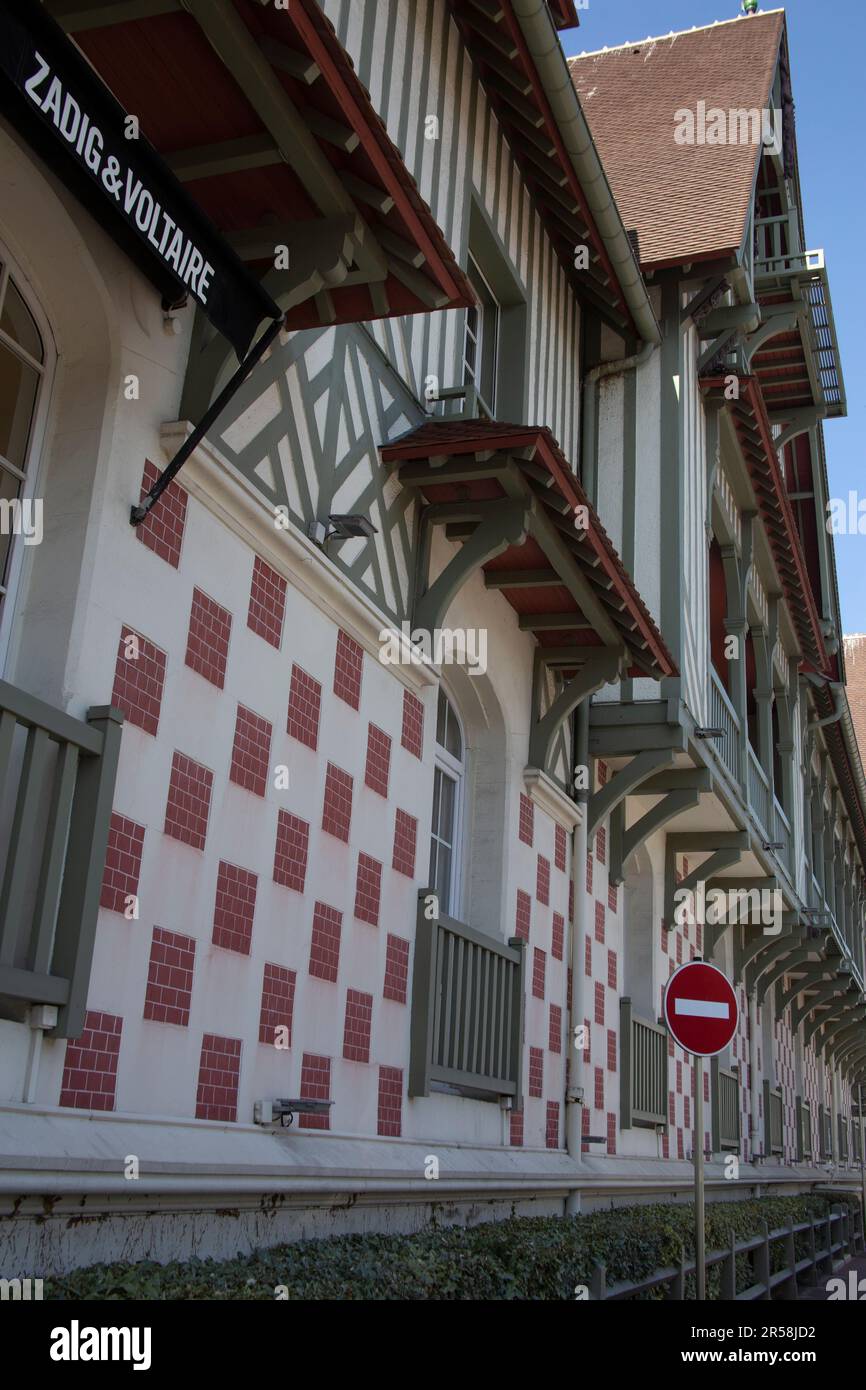 Architettura in stile Normandia di case a graticcio e scacchiera in mattoni a Deauville Normandia Francia Foto Stock