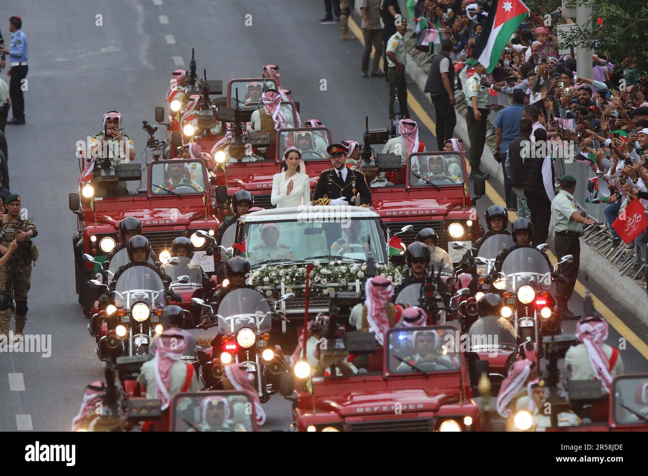 Amman, Giordania. 1st giugno, 2023. Il principe ereditario di Giordania Hussein e l'architetto Saudita Rajwa al-Saif sono visti durante la processione in moto dopo una cerimonia nuziale ad Amman, in Giordania, il 1 giugno 2023. Il principe ereditario di Giordania Hussein ha sposato l'architetto Saudita Rajwa al-Saif giovedì durante una sontuosa cerimonia nuziale alla quale hanno partecipato dignitari arabi e stranieri, ha annunciato la Corte reale Hashemita. Credit: Mohammad Abu Ghosh/Xinhua/Alamy Live News Foto Stock