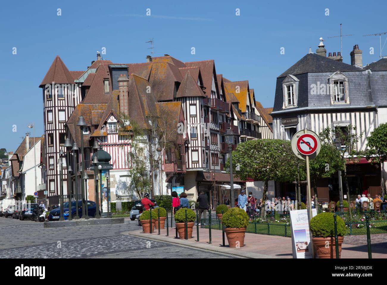 Architettura in stile Normandia di case a graticcio e scacchiera in mattoni a Deauville Normandia Francia Foto Stock