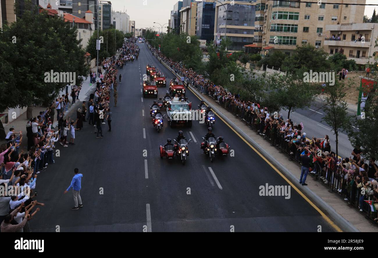 Amman, Giordania. 1st giugno, 2023. Il principe ereditario di Giordania Hussein e l'architetto Saudita Rajwa al-Saif sono visti durante la processione in moto dopo una cerimonia nuziale ad Amman, in Giordania, il 1 giugno 2023. Il principe ereditario di Giordania Hussein ha sposato l'architetto Saudita Rajwa al-Saif giovedì durante una sontuosa cerimonia nuziale alla quale hanno partecipato dignitari arabi e stranieri, ha annunciato la Corte reale Hashemita. Credit: Mohammad Abu Ghosh/Xinhua/Alamy Live News Foto Stock