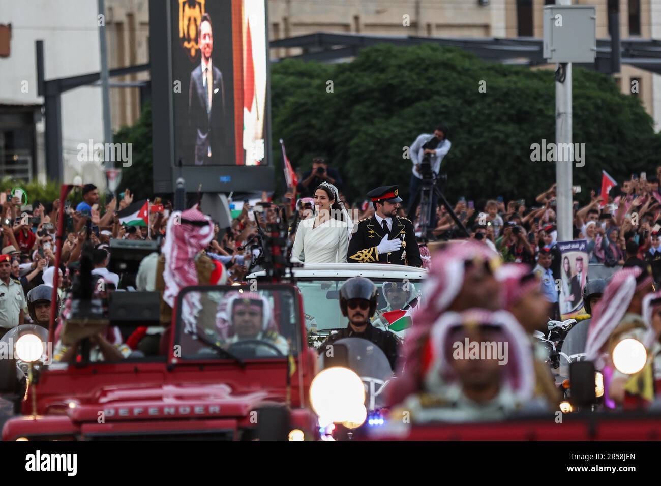 Amman, Giordania. 1st giugno, 2023. Il principe ereditario di Giordania Hussein e l'architetto dell'Arabia Saudita Rajwa al-Saif salutano le persone durante la processione in moto dopo una cerimonia nuziale ad Amman, in Giordania, il 1 giugno 2023. Il principe ereditario di Giordania Hussein ha sposato l'architetto Saudita Rajwa al-Saif giovedì durante una sontuosa cerimonia nuziale alla quale hanno partecipato dignitari arabi e stranieri, ha annunciato la Corte reale Hashemita. Credit: Mohammad Abu Ghosh/Xinhua/Alamy Live News Foto Stock