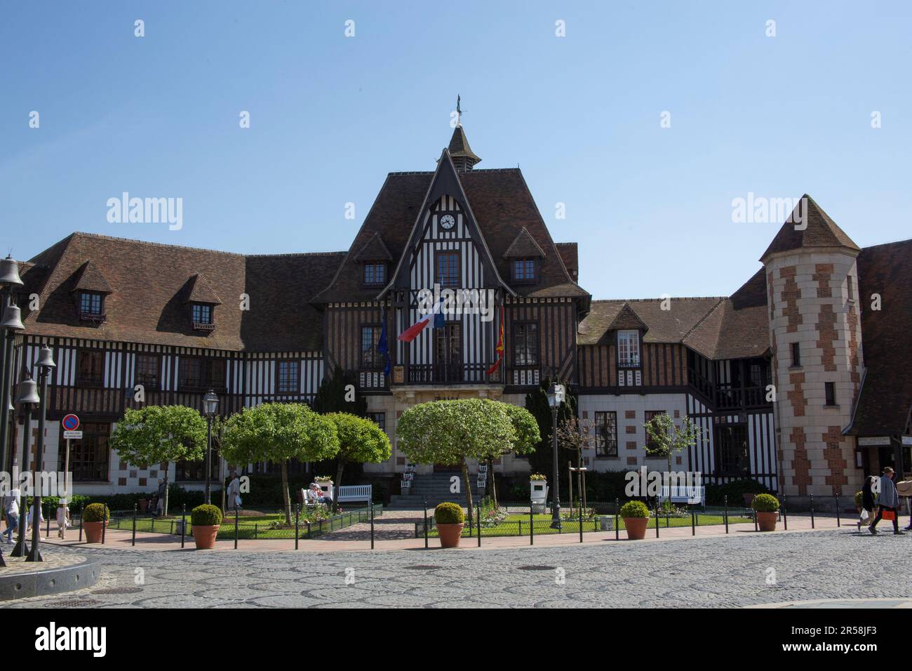 Architettura in stile Normandia di case a graticcio e scacchiera in mattoni a Deauville Normandia Francia Foto Stock