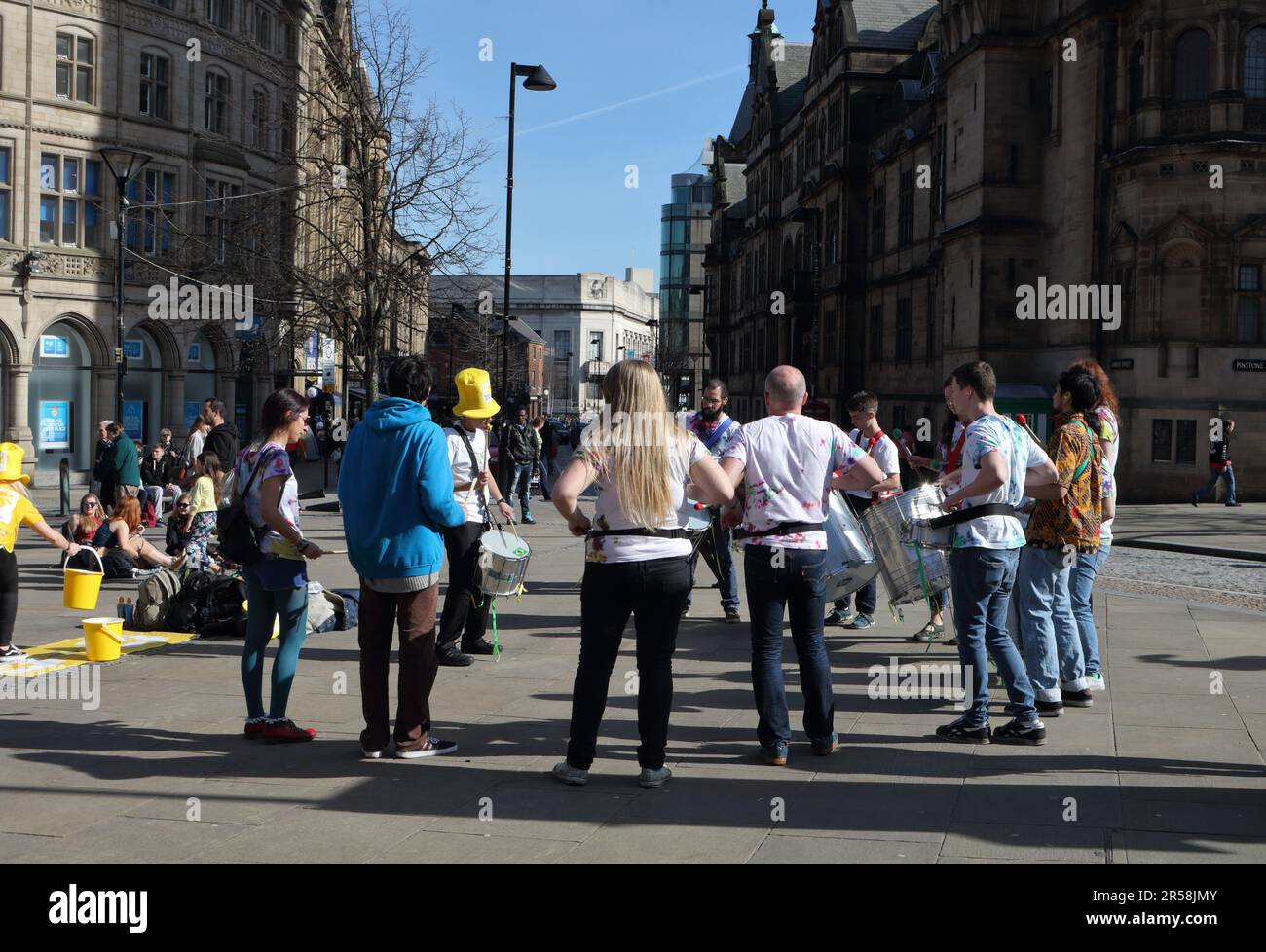 Gruppo di persone che suonano a batteria nel centro di Sheffield Inghilterra Regno Unito, intrattenimento di strada scena Street centro città Foto Stock
