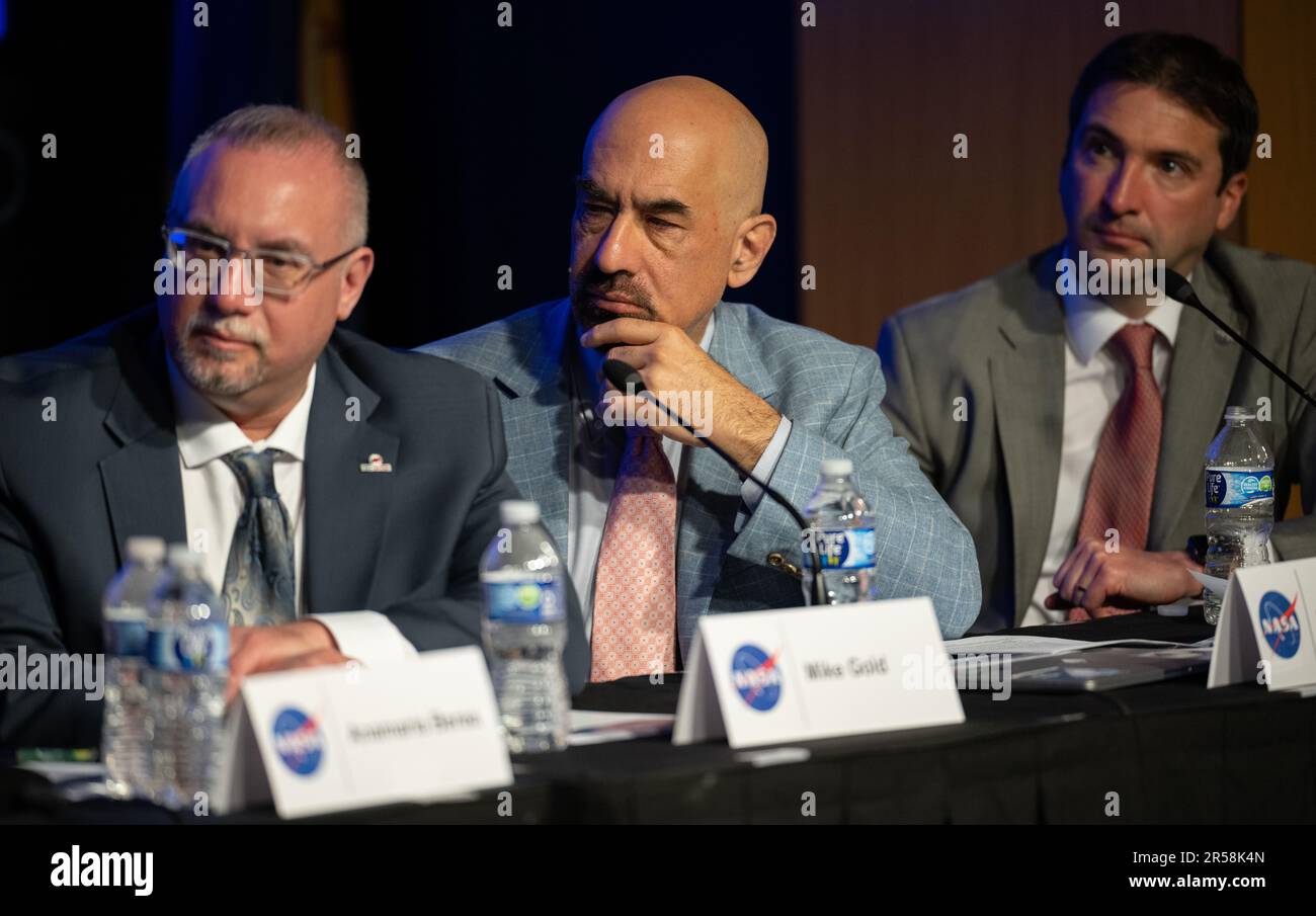 Washington, Stati Uniti d'America. 31 maggio, 2023. I membri dello studio indipendente della NASA sui fenomeni anomali non identificati ascoltano durante una riunione pubblica della task force presso la sede centrale della NASA Mary W. Jackson, 31 maggio 2023 a Washington, DC seduti da sinistra sono: Mike Gold, Chief Growth Officer presso Redwire, David Spergel, presidente del panel e presidente della Simons Foundation, e Daniel Evans, assistente viceamministratore associato per la ricerca presso la NASA Science Mission Directorate. Credit: Joel Kowsky/NASA/Alamy Live News Foto Stock