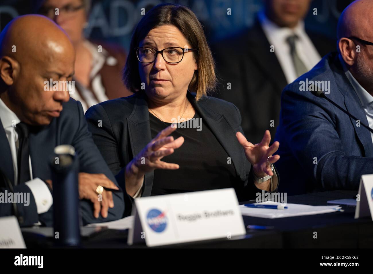 Washington, Stati Uniti d'America. 31st maggio, 2023. Washington, Stati Uniti d'America. 31 maggio, 2023. Shelley Wright, professore di fisica presso il Centro di Astrofisica e Studi spaziali dell'Università di California San Diego, E membro della NASA studio indipendente sui fenomeni anomali non identificati pone una domanda durante una riunione pubblica della task force presso la sede centrale della NASA Mary W. Jackson, 31 maggio 2023 a Washington, DC Credit: Joel Kowsky/NASA/Alamy Live News Foto Stock