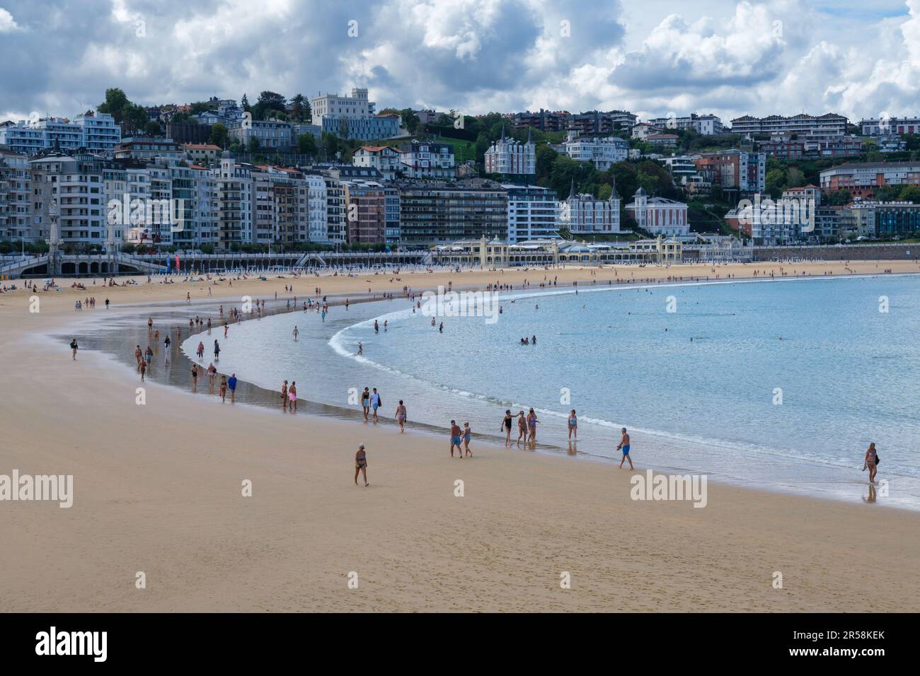 Donostia-San Sebastian, Spagna - 15 settembre 2022: Persone sulla spiaggia la Concha in estate Foto Stock