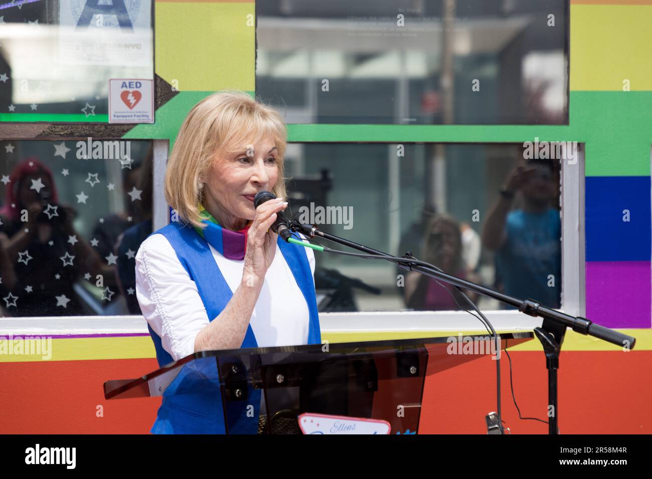 Ellen Hart Sturm, proprietario di Ellen's Stardust Restaurant popolare tra i turisti, ha annunciato il supporto per il mese di giugno 2023 Pride e ha annunciato che tutte le vendite di torta arcobaleno e milkshake vedrà una parte dei proventi Diner andare a Broadway Cares / Equity Fights AIDS, inoltre, il contributo di Ellen da parte di Stardust Diner a un'organizzazione senza scopo di lucro. 01 Giugno 2023 (Foto: Vanessa Carvalho) Credit: Brasile Photo Press/Alamy Live News Foto Stock