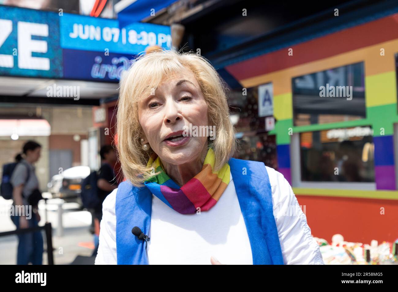 Ellen Hart Sturm, proprietario di Ellen's Stardust Restaurant popolare tra i turisti, ha annunciato il supporto per il mese di giugno 2023 Pride e ha annunciato che tutte le vendite di torta arcobaleno e milkshake vedrà una parte dei proventi Diner andare a Broadway Cares / Equity Fights AIDS, inoltre, il contributo di Ellen da parte di Stardust Diner a un'organizzazione senza scopo di lucro. 01 Giugno 2023 (Foto: Vanessa Carvalho) Credit: Brasile Photo Press/Alamy Live News Foto Stock