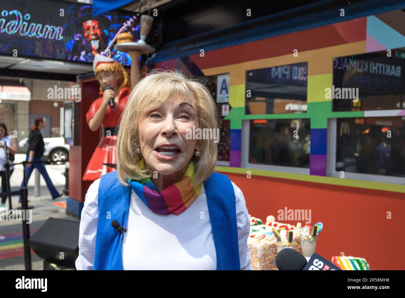 Ellen Hart Sturm, proprietario di Ellen's Stardust Restaurant popolare tra i turisti, ha annunciato il supporto per il mese di giugno 2023 Pride e ha annunciato che tutte le vendite di torta arcobaleno e milkshake vedrà una parte dei proventi Diner andare a Broadway Cares / Equity Fights AIDS, inoltre, il contributo di Ellen da parte di Stardust Diner a un'organizzazione senza scopo di lucro. 01 Giugno 2023 (Foto: Vanessa Carvalho) Credit: Brasile Photo Press/Alamy Live News Foto Stock