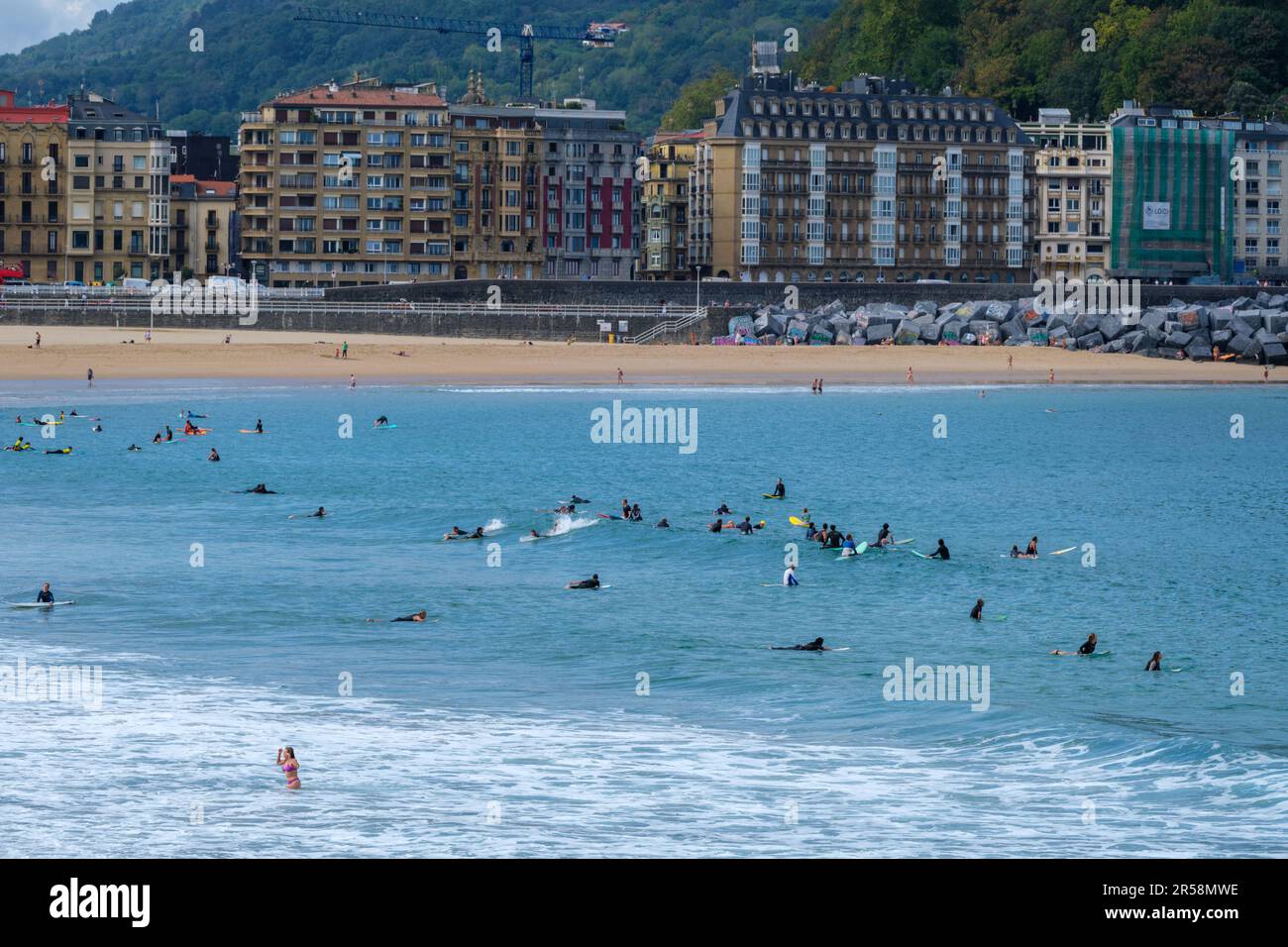 Donostia-San Sebastian, Spagna - 15 settembre 2022: Monte Urgull e vecchia città di San Sebastian Foto Stock