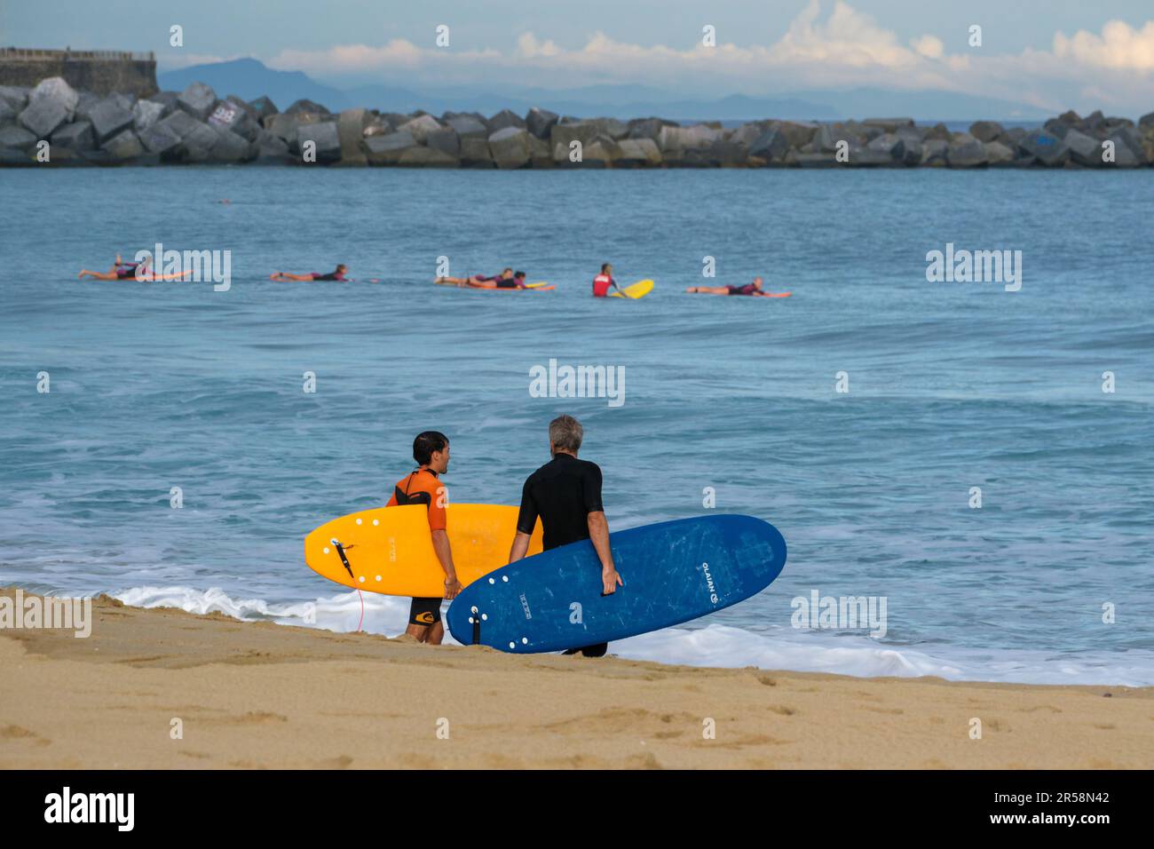 donostia-San Sebastian, Spagna - 15 settembre 2022: Surfers sulla spiaggia di Zurriola Foto Stock