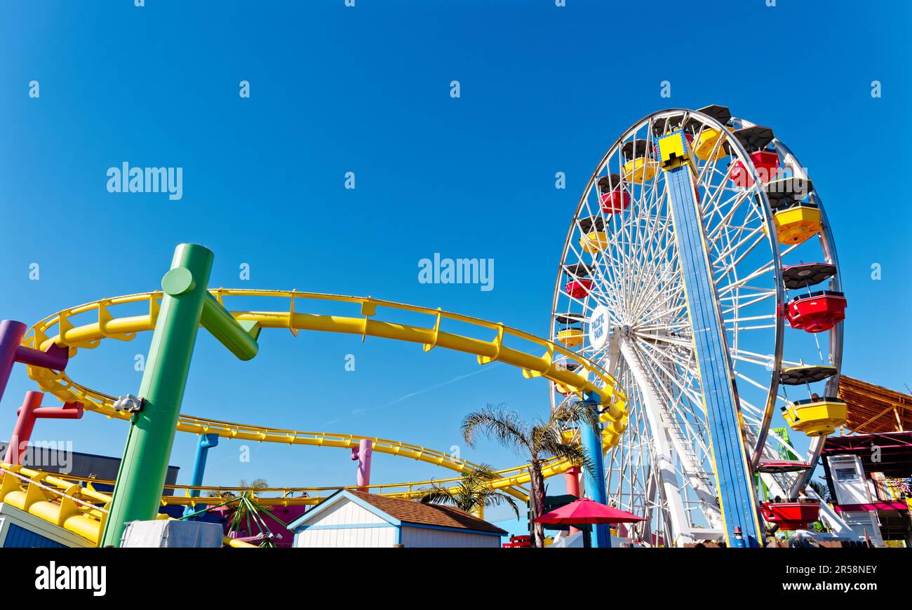 LOS ANGELES - 20 aprile 2023: Il Molo di Santa Monica contiene un parco divertimenti, stand di concessione, viste e pesca. Il molo è parte del più grande Foto Stock