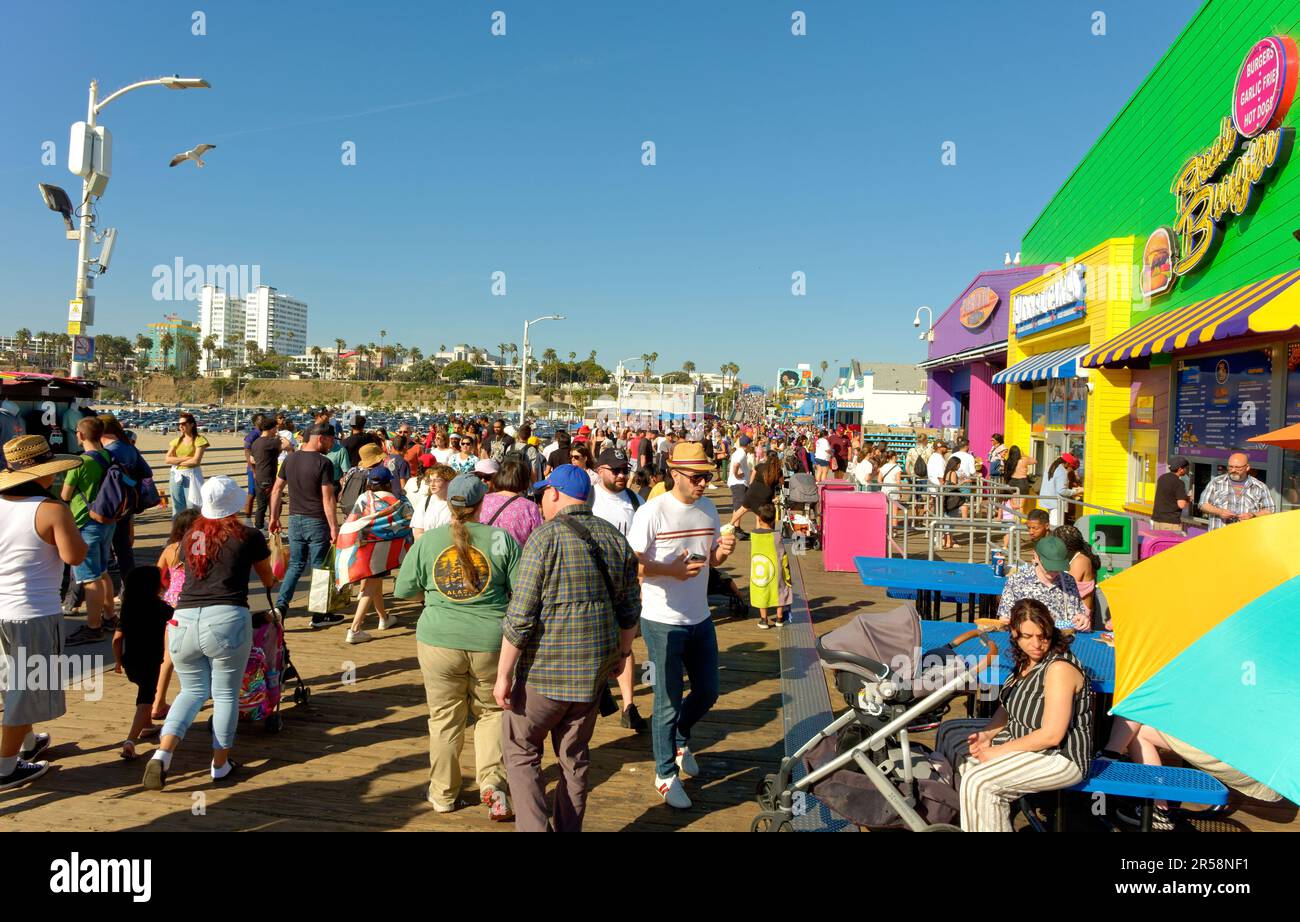 LOS ANGELES - 20 aprile 2023: Il Molo di Santa Monica contiene un parco divertimenti, stand di concessione, viste e pesca. Il molo è parte del più grande Foto Stock