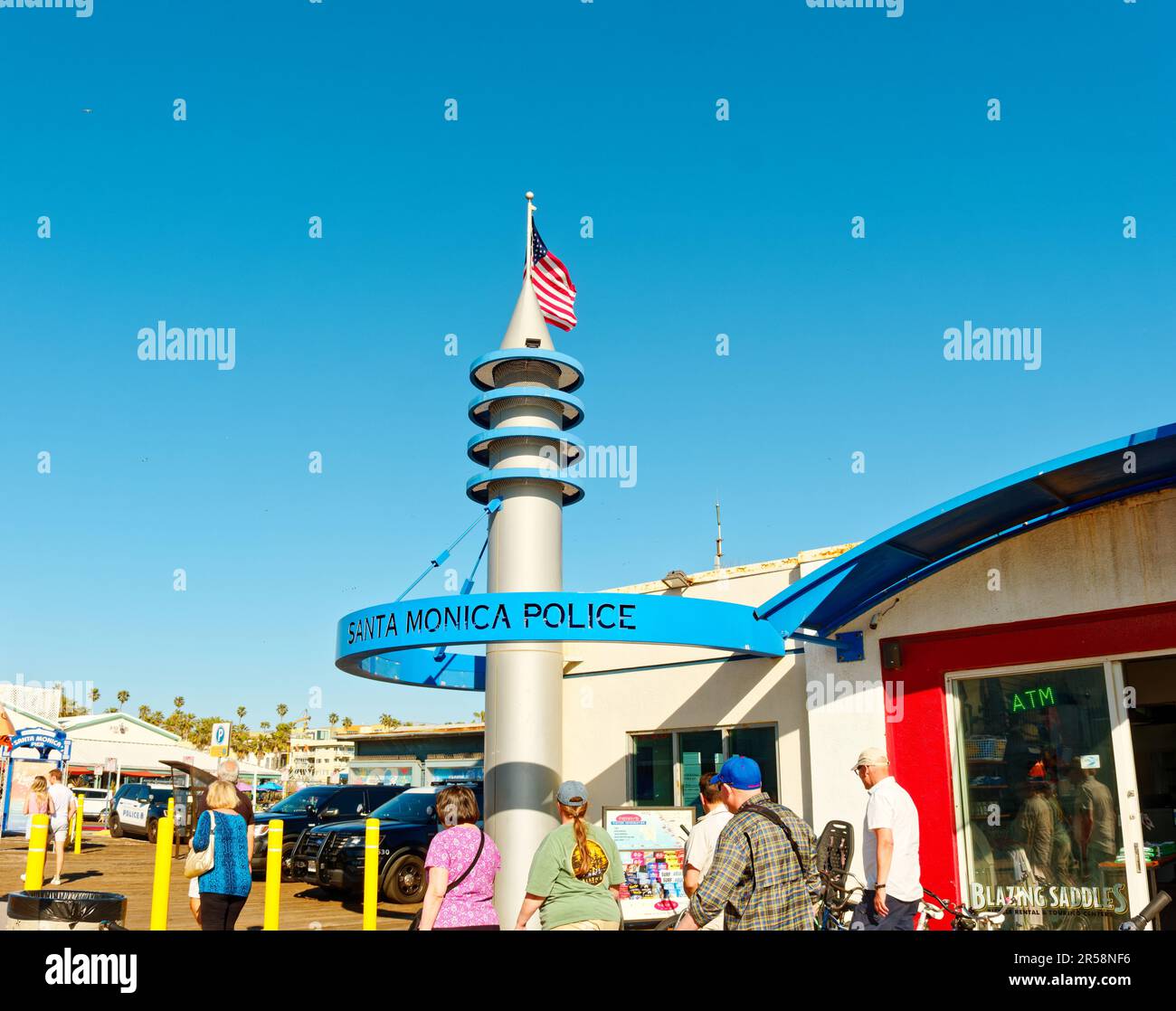 LOS ANGELES - 20 aprile 2023: Il Molo di Santa Monica contiene un parco divertimenti, stand di concessione, viste e pesca. Il molo è parte del più grande Foto Stock
