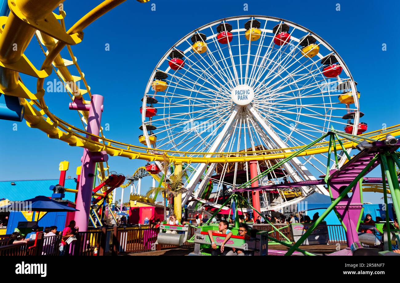 LOS ANGELES - 20 aprile 2023: Il Molo di Santa Monica contiene un parco divertimenti, stand di concessione, viste e pesca. Il molo è parte del più grande Foto Stock