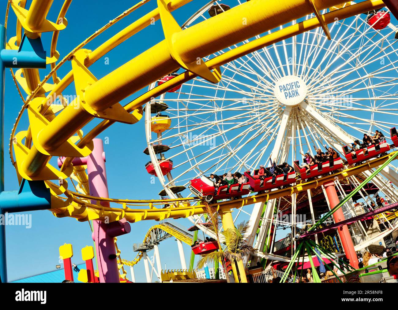 LOS ANGELES - 20 aprile 2023: Il Molo di Santa Monica contiene un parco divertimenti, stand di concessione, viste e pesca. Il molo è parte del più grande Foto Stock
