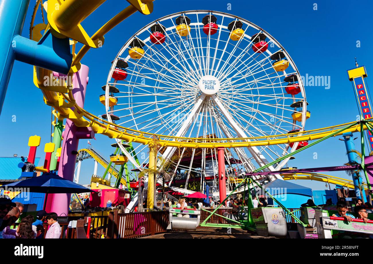 LOS ANGELES - 20 aprile 2023: Il Molo di Santa Monica contiene un parco divertimenti, stand di concessione, viste e pesca. Il molo è parte del più grande Foto Stock
