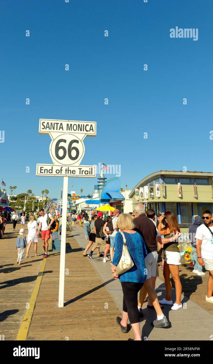 LOS ANGELES - 20 aprile 2023: Il Molo di Santa Monica contiene un parco divertimenti, stand di concessione, viste e pesca. Il molo è parte del più grande Foto Stock