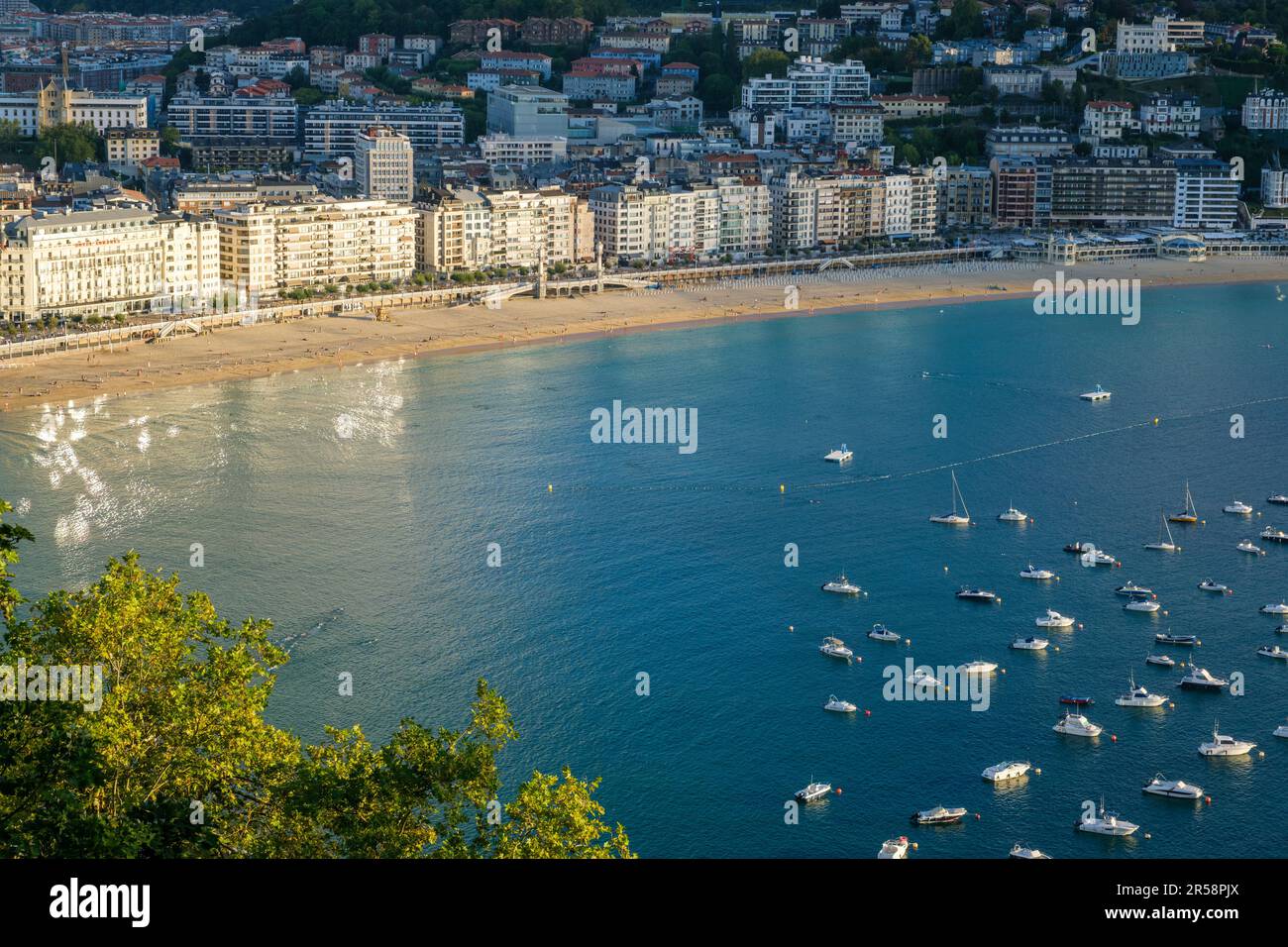 Donostia-San Sebastian, Spagna - 15 settembre 2022: Spiaggia di la Concha dal Monte Urgull Foto Stock