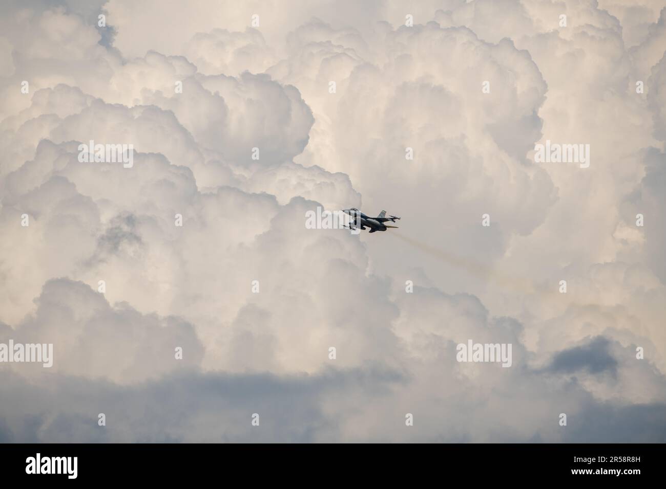 NEGLI STATI UNITI Air Force F-16C Fighting Falcon vola sulla base dell'aeronautica di Tyndall, Florida, durante la bandiera a scacchi 23-2, 15 maggio 2023. Checered Flag è un esercizio aereo di grande forza tenuto a Tyndall che favorisce la prontezza e l'interoperabilità attraverso l'integrazione di aerei di quarta e quinta generazione durante l'addestramento al combattimento aereo. La 23-2 iterazione dell'esercizio si è svolta dal 8 al 19 maggio 2023. (STATI UNITI Foto Air Force di Airman 1st Class Zachary Nordheim) Foto Stock