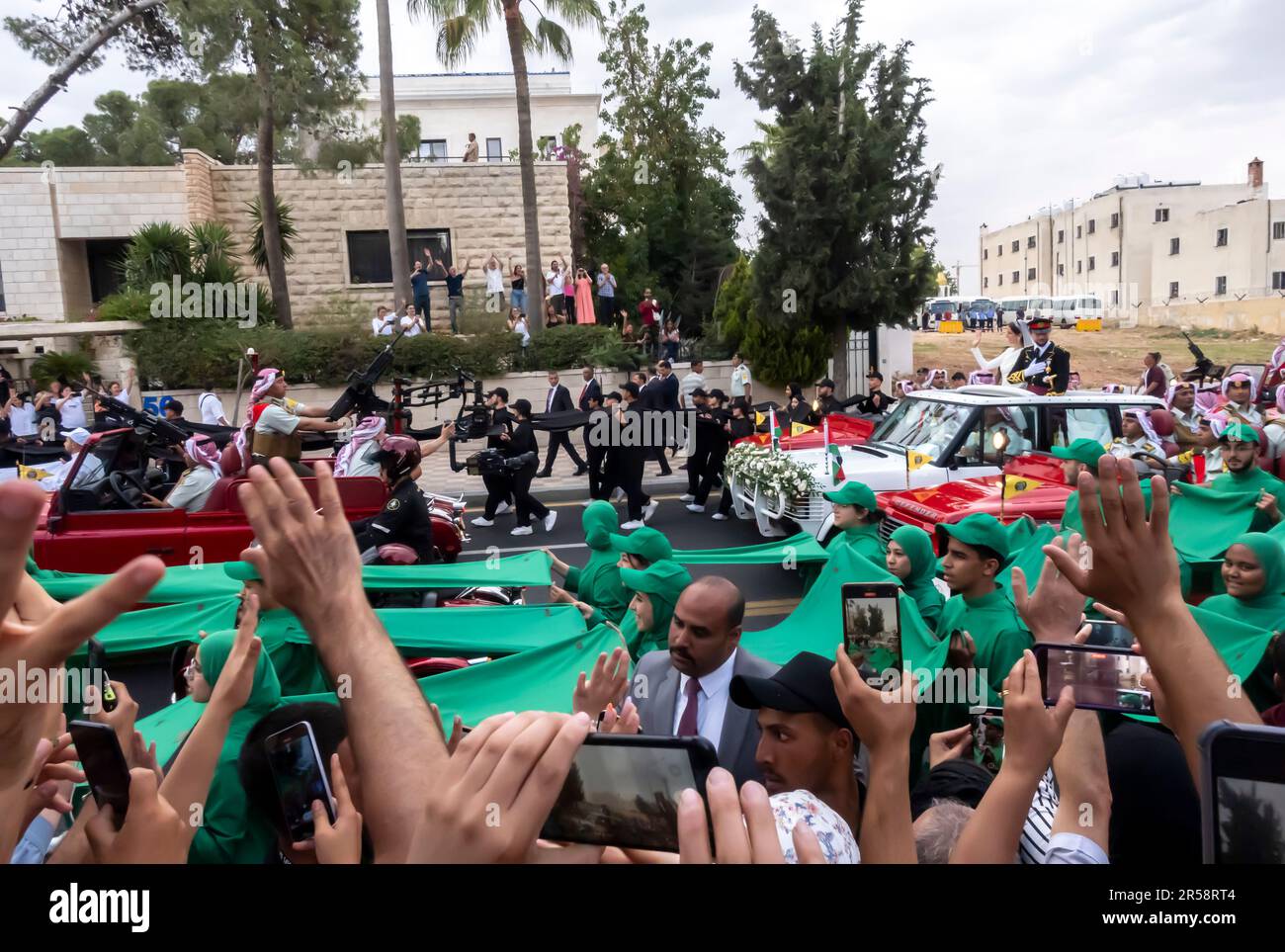 Principe di Giordania, e Rajwa al Saif passando sulla macchina durante le celebrazioni di nozze. Giugno 1, 2023. Amman Giordania Foto Stock