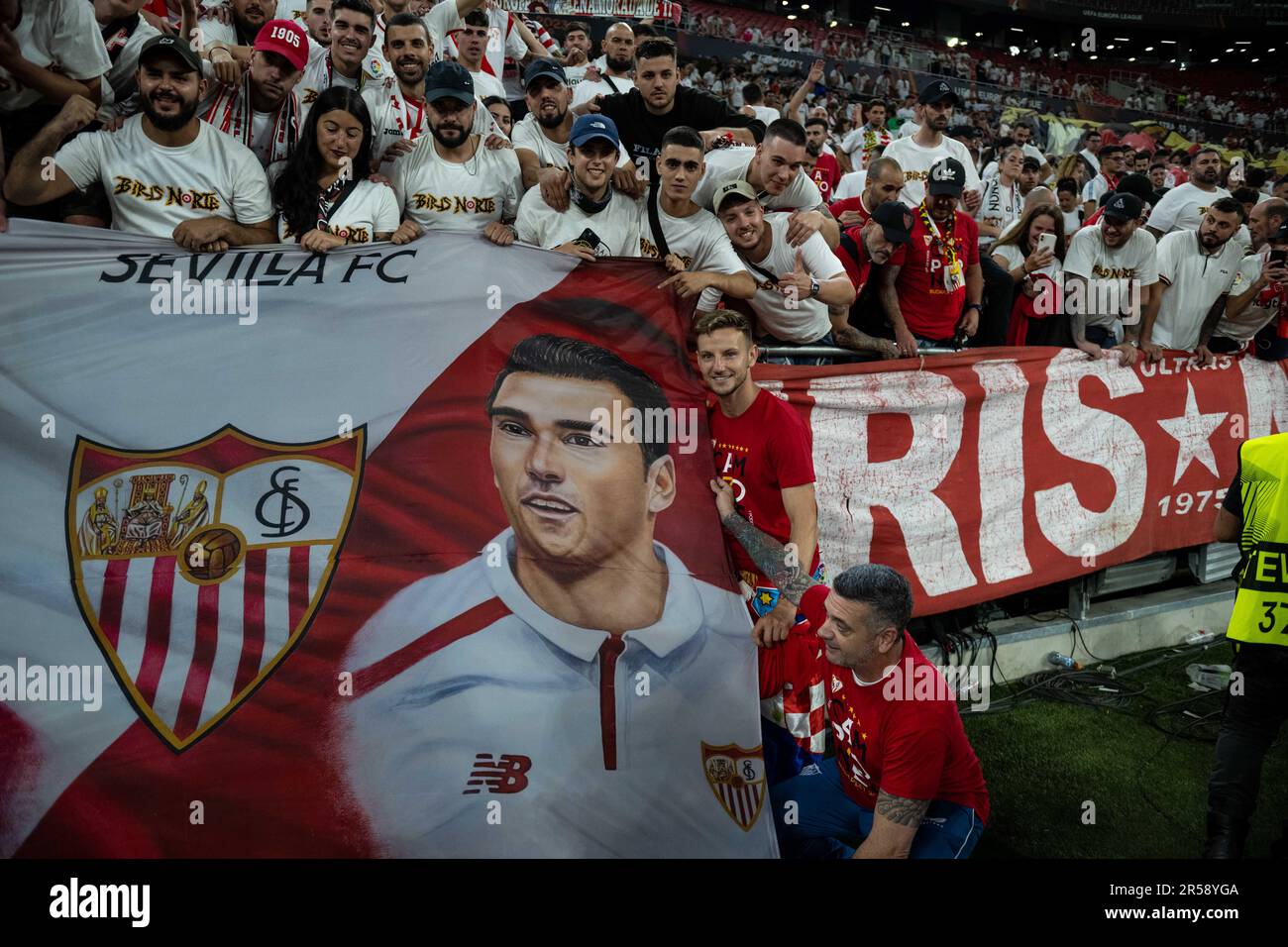 BUDAPEST, UNGHERIA - MAGGIO 31: Ivan Rakitic del Sevilla FC con bandiera a Jose Antonio Reyes immagine durante la partita finale UEFA Europa League 2022/23 betwe Foto Stock