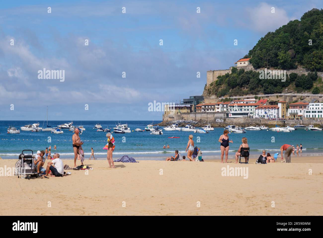 Donostia-San Sebastian, Spagna - 15 settembre 2022: Persone sulla spiaggia la Concha in estate Foto Stock