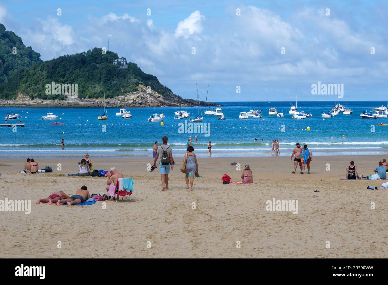 Donostia-San Sebastian, Spagna - 15 settembre 2022: Persone sulla spiaggia la Concha in estate Foto Stock