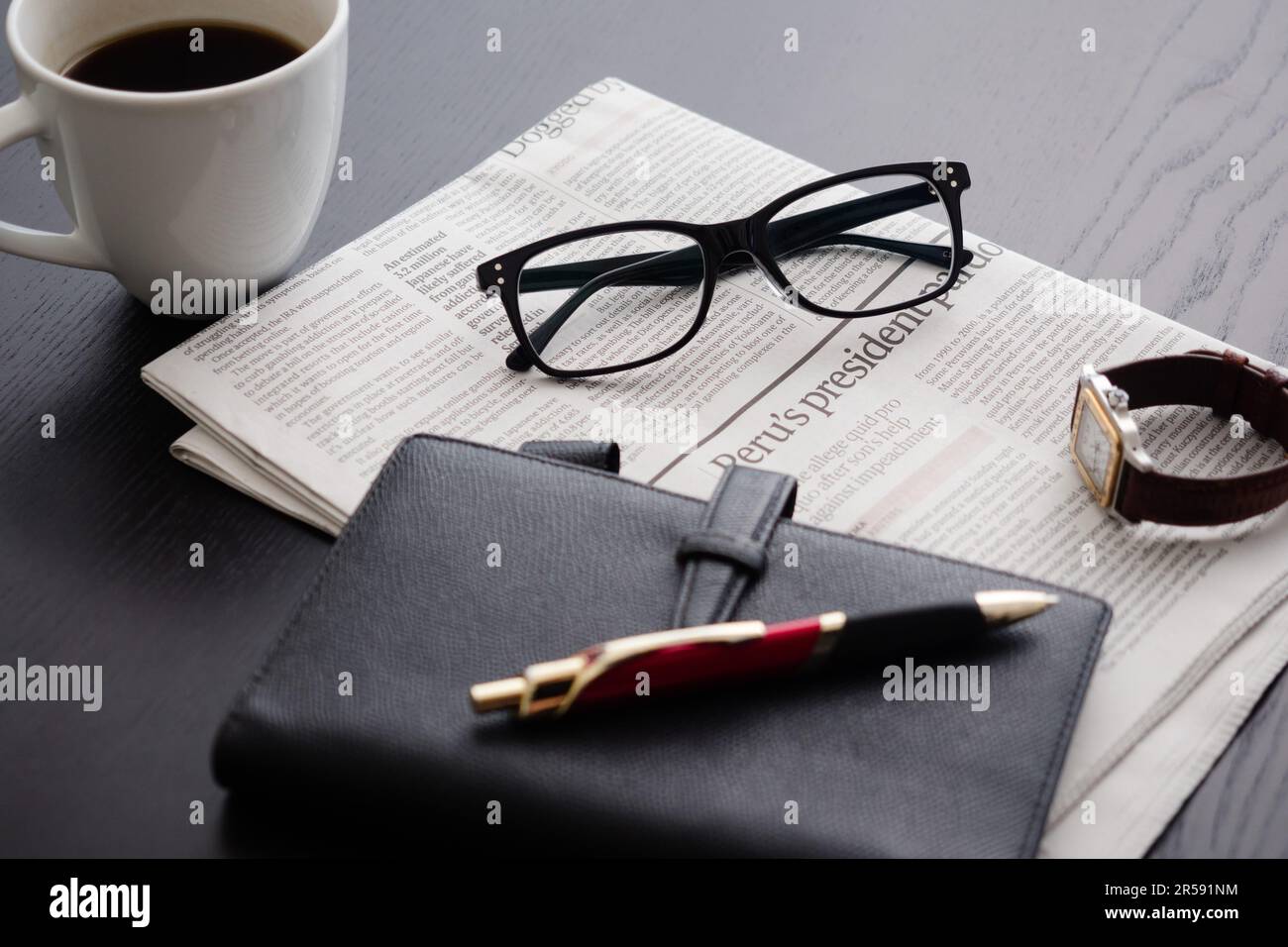 Quotidiani in lingua inglese e accessori business Foto Stock