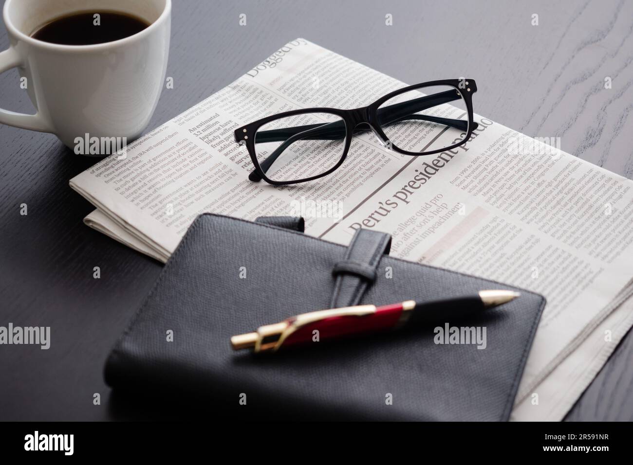 Quotidiani in lingua inglese e accessori business Foto Stock