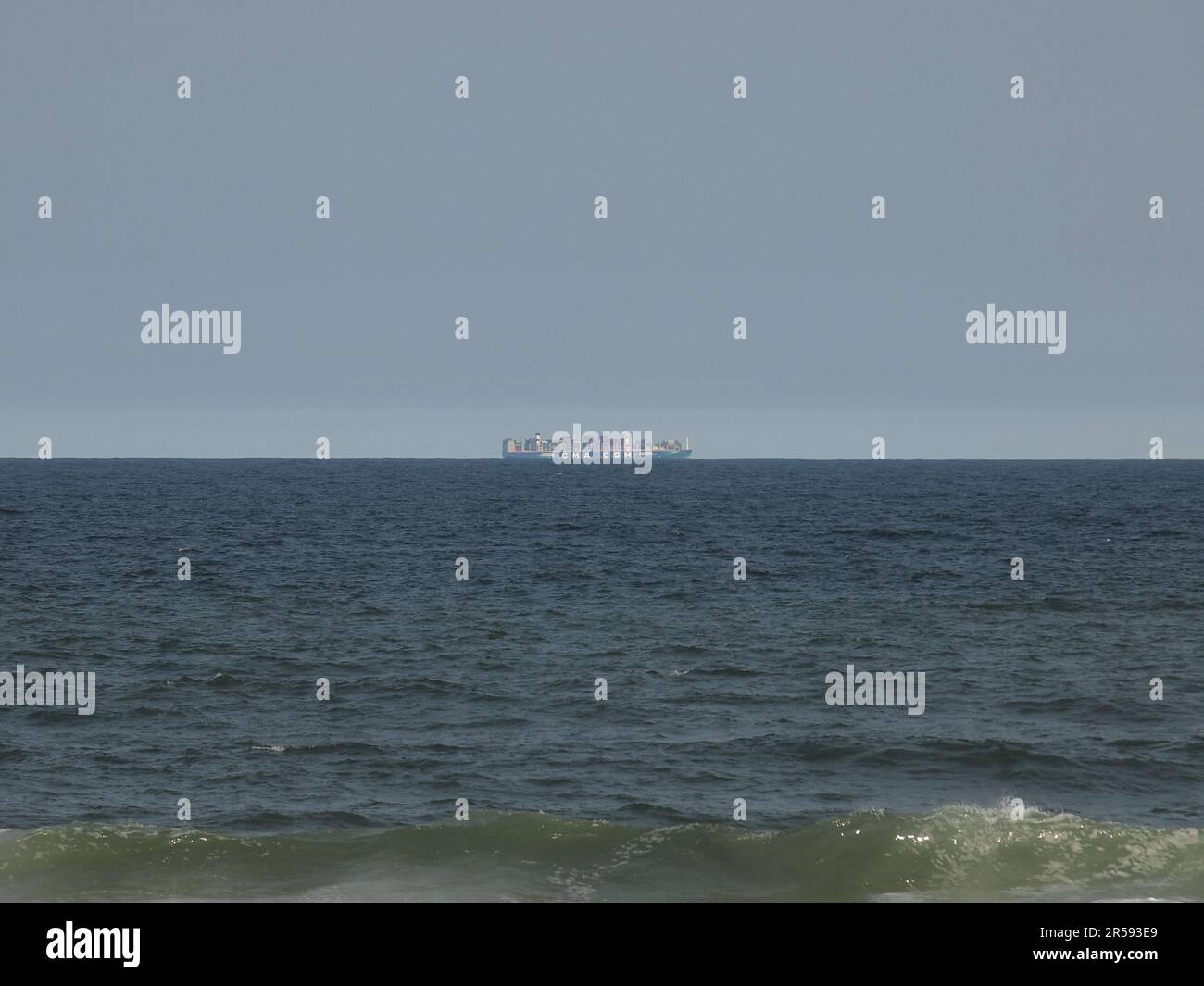 Enorme nave container che si dirige a sud lungo la costa atlantica al largo del New Jersey. La nave è a circa 6-10 miglia di distanza. Foto Stock
