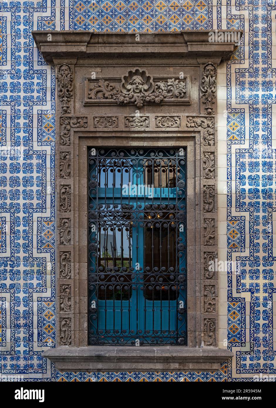 Casa di piastrelle (Casa de los Azulejos) facciata esterna con finestra e ceramica smaltata in stagno, Città del Messico, Messico. Foto Stock