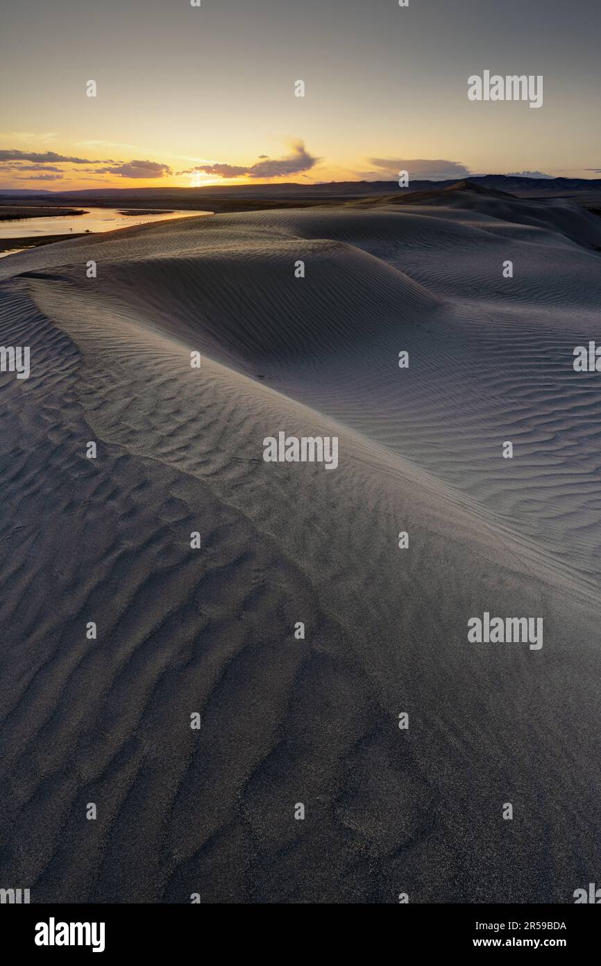 Dune di sabbia che si affacciano sul fiume Columbia al tramonto, Hanford Reach National Monument, Washington, USA Foto Stock