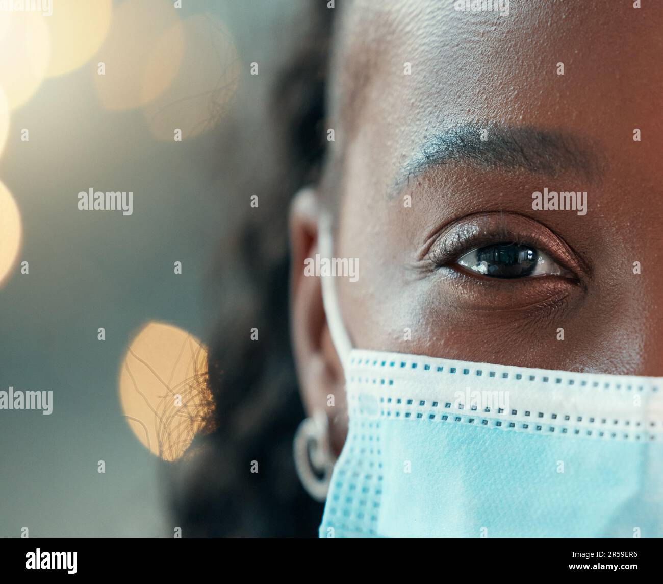 Zoom, dottore e maschera facciale per donna nera, ospedale e sicurezza da batteri, germi e notte per la salute. Medica africana, infermiera e clinica oscura Foto Stock