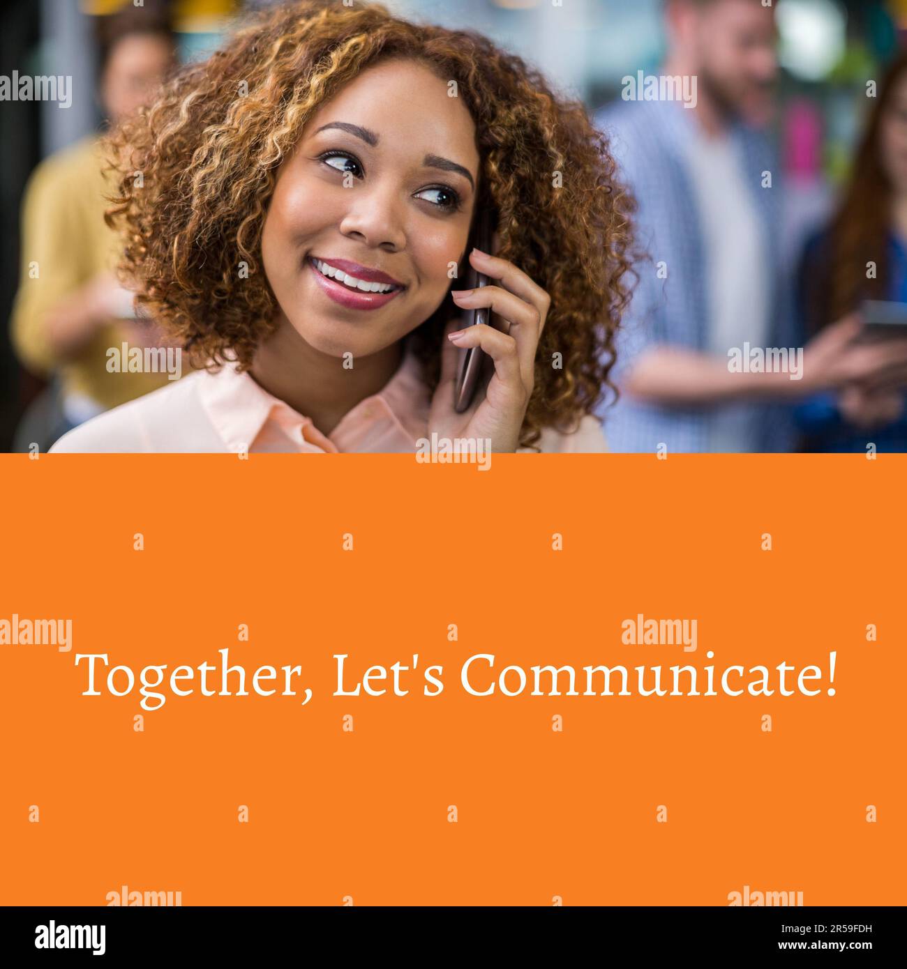 Composto di insieme facciamo insieme il testo e biracial businesswoman parlare su smartphone Foto Stock