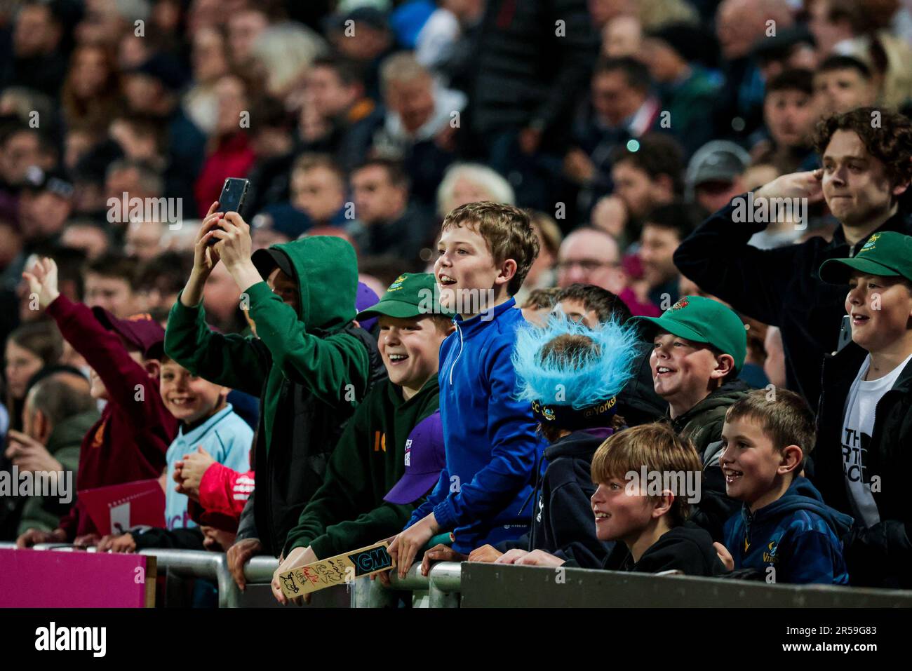 Leeds, Inghilterra - 01/06/2023 - Cricket - Vitality T20 Blast: North Group - Yorkshire Vikings contro Lancashire Lightning - Headingley Stadium, Leeds, Inghilterra - tifosi dello Yorkshire. Credit: SWpix/Alamy Live News Foto Stock