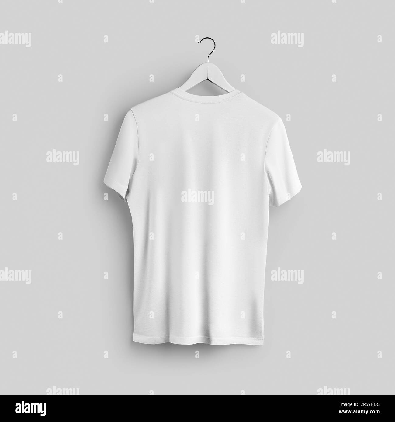 Uomo bianco t-shirt mockup su un appendiabiti, texture abbigliamento per il design, la stampa, il marchio, la pubblicità, la fotografia del prodotto. Modello per camicia UNISEX, isolato Foto Stock