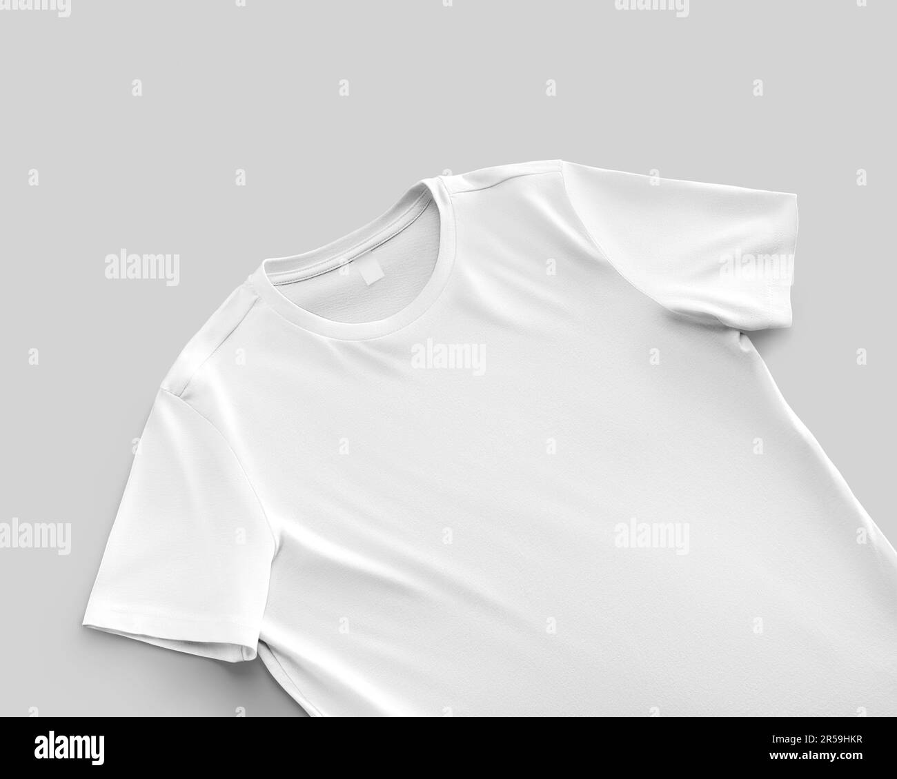 Uomo bianco t-shirt mockup con etichetta, presentazione diagonale, primo piano, vista frontale, isolato su sfondo. Modello per camicia unisex texture, per design, p Foto Stock