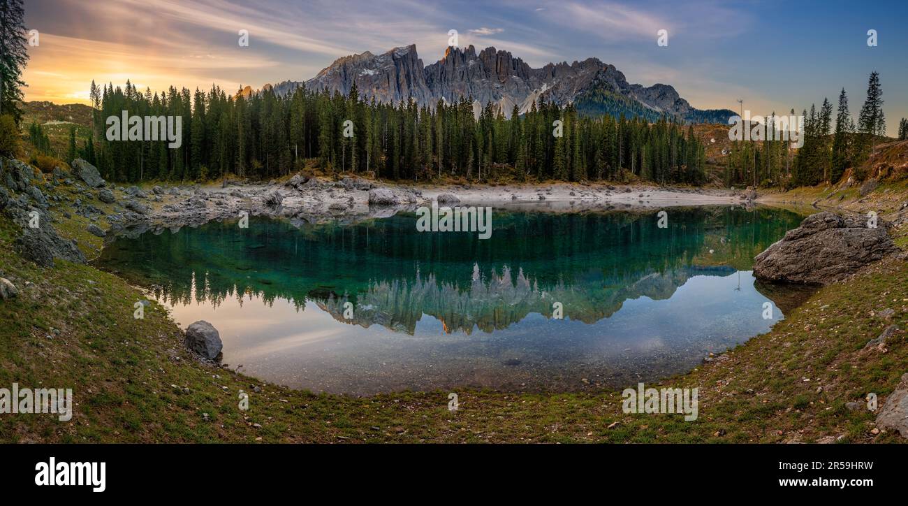 Carezza, Italia - Vista panoramica sul Lago di Carezza con le Dolomiti italiane che si affacciano sul lago. Caldo alba autunnale con colorato Foto Stock