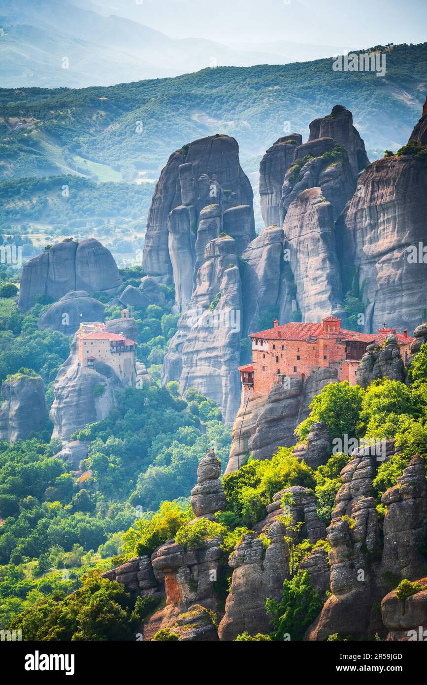Meteora, Grecia. Incredibili formazioni rocciose di arenaria e monasteri di Rousanou e Agios Nikolaos Anapafsas, patrimonio mondiale. Foto Stock