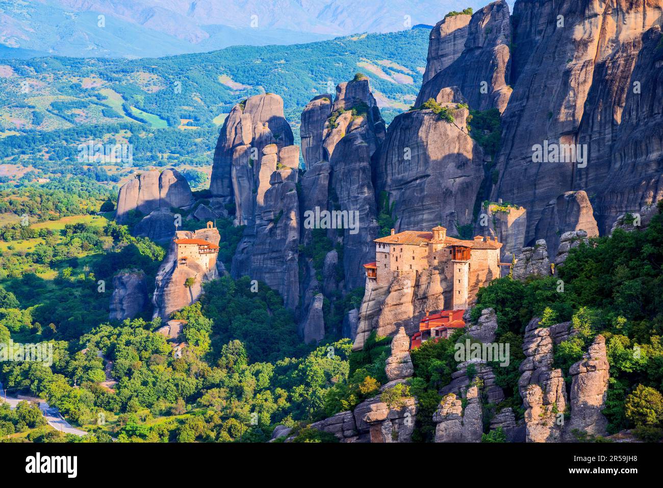 Meteora, Grecia. Incredibili formazioni rocciose di arenaria e monasteri di Rousanou e Agios Nikolaos Anapafsas, patrimonio mondiale. Foto Stock
