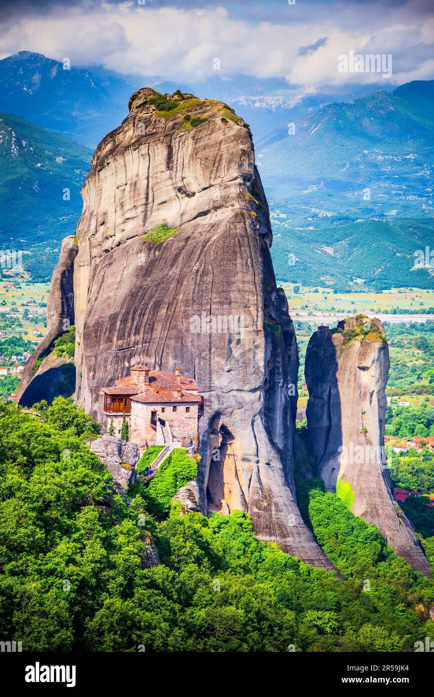 Meteora, Grecia. Incredibili formazioni rocciose di arenaria e il monastero di Rousanou, patrimonio mondiale della Grecia. Foto Stock
